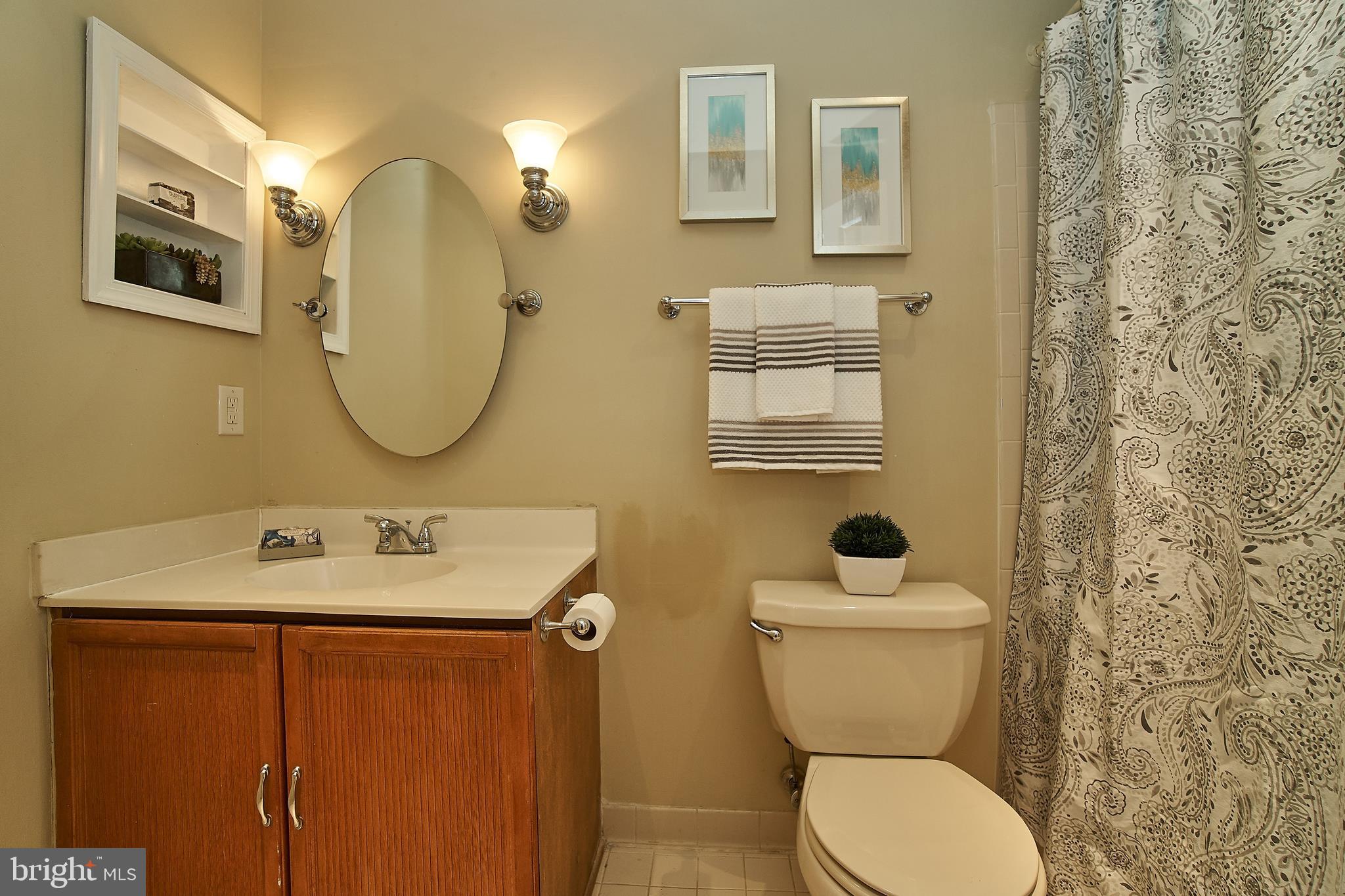 7214 Olde Lantern Way Springfield, VA 22152 - Photo 24 of 32 Full hall bath on upper level.
