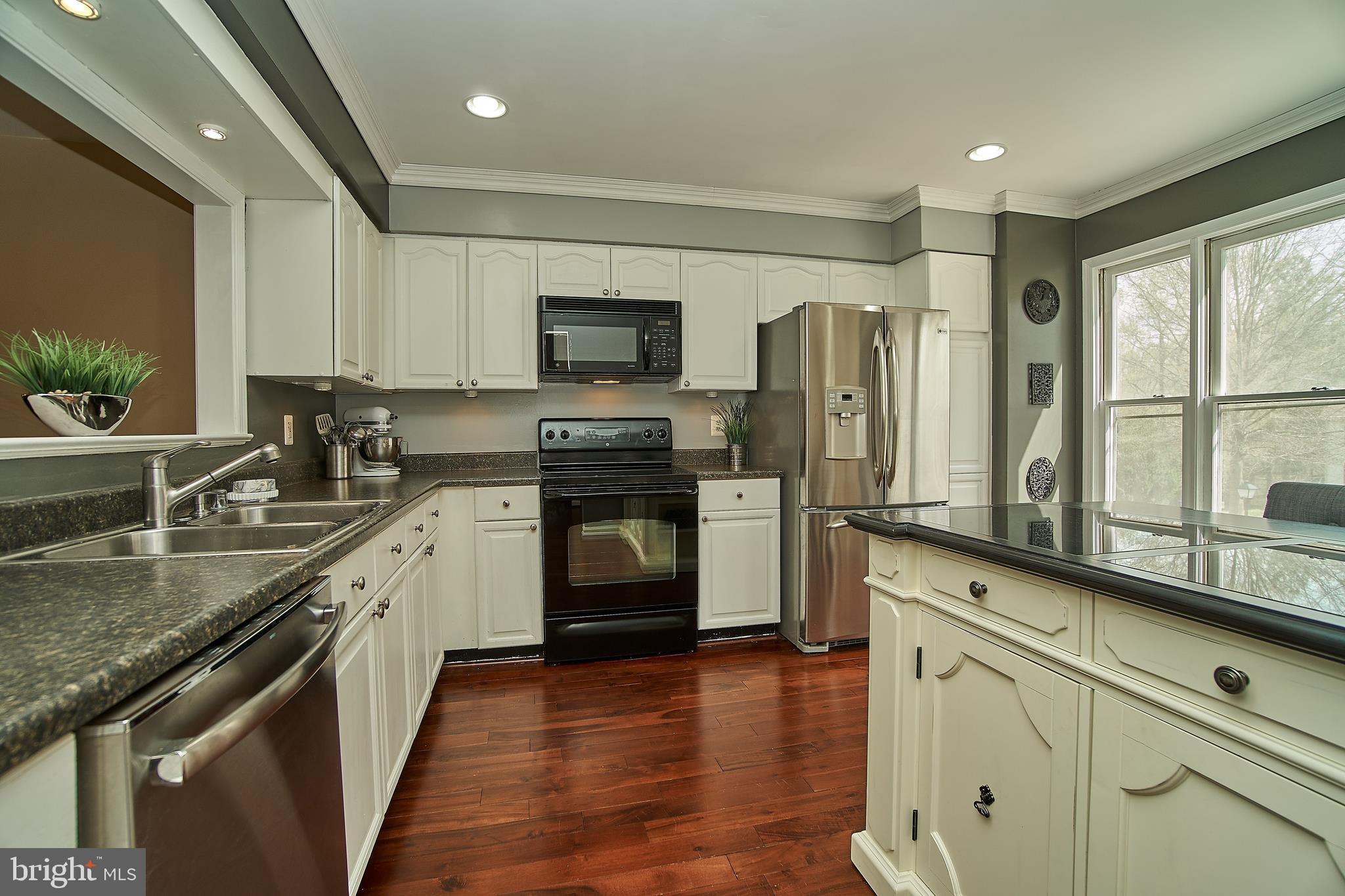 7214 Olde Lantern Way Springfield, VA 22152 - Photo 4 of 32 Bright and light kitchen w/bay window.