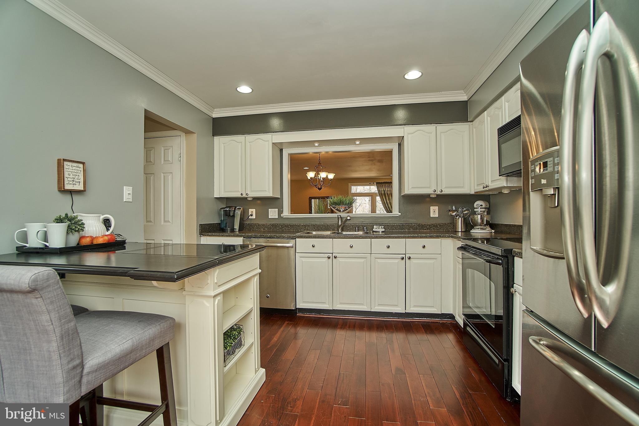 7214 Olde Lantern Way Springfield, VA 22152 - Photo 6 of 32 Gas cooking! Recessed lights.