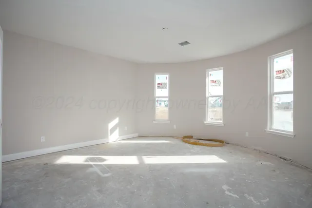 a view of empty room with window