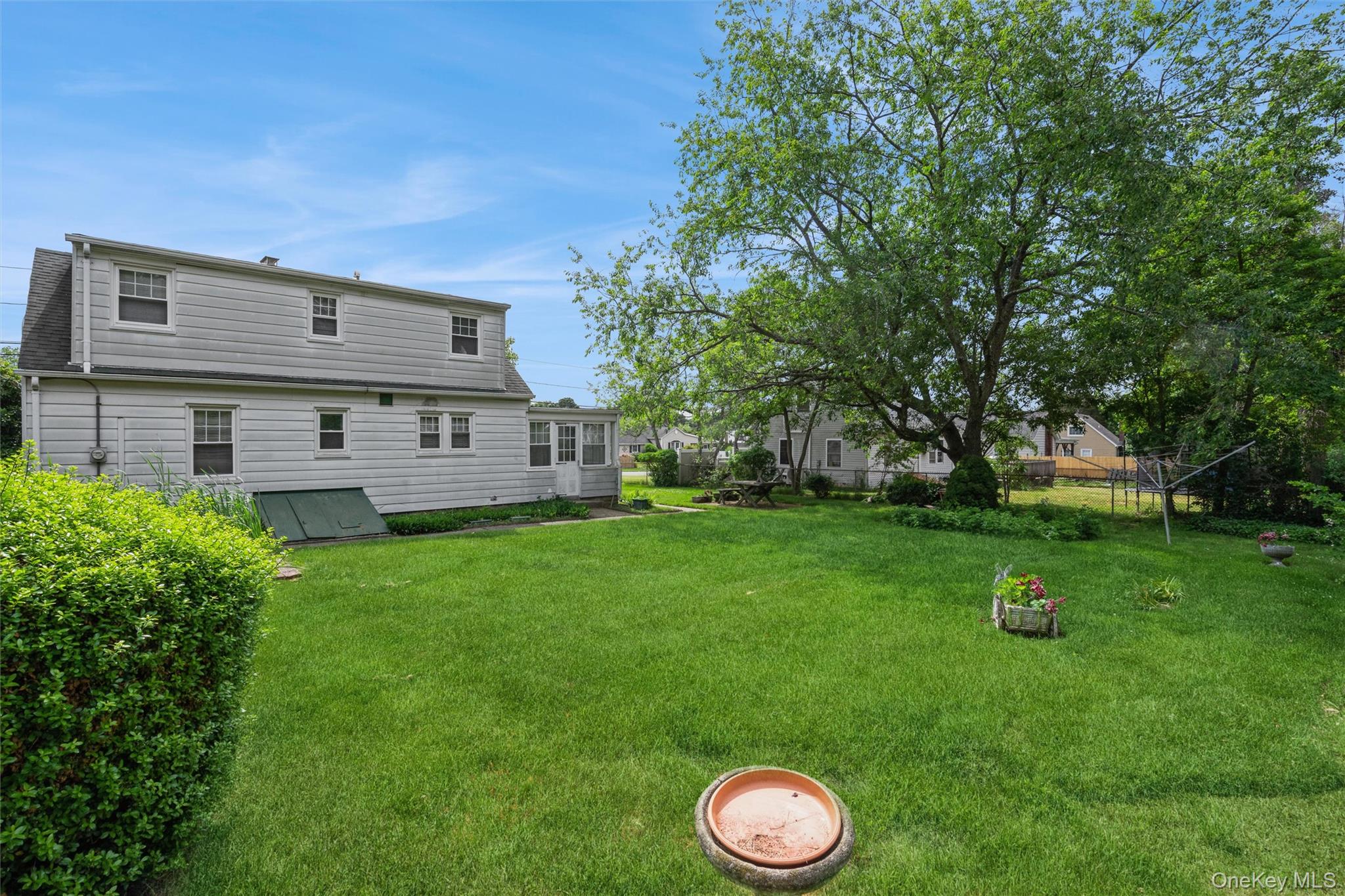 10 Laurel Road Ronkonkoma, NY 11779 - Photo 19 of 21 a backyard of a house with table and chairs
