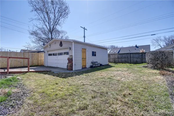 $215,000 | 244 Renwood Avenue, Tonawanda, NY 14217