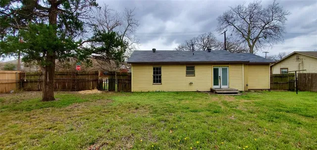 $1,800 | 1111 Ave A, Denton, TX 76201