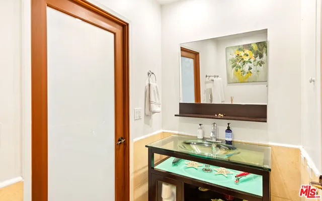 a en suite bathroom with a sink and a mirror