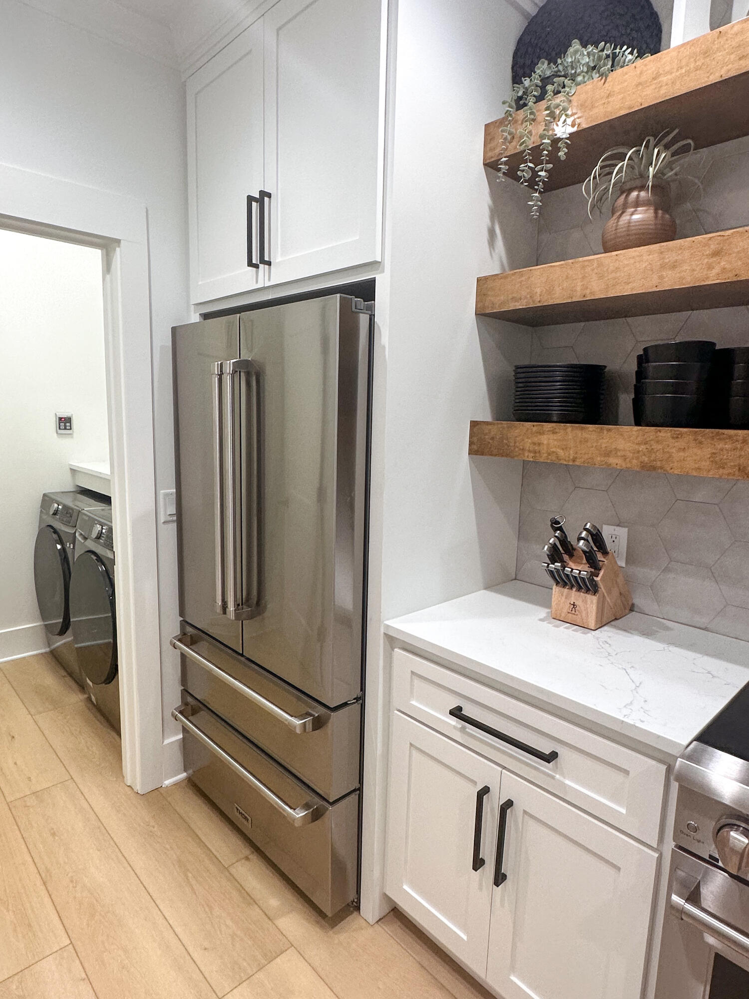 48 Rue Du Soleil Santa Rosa Beach, FL 32459 - Photo 16 of 37 a kitchen with appliances and cabinets