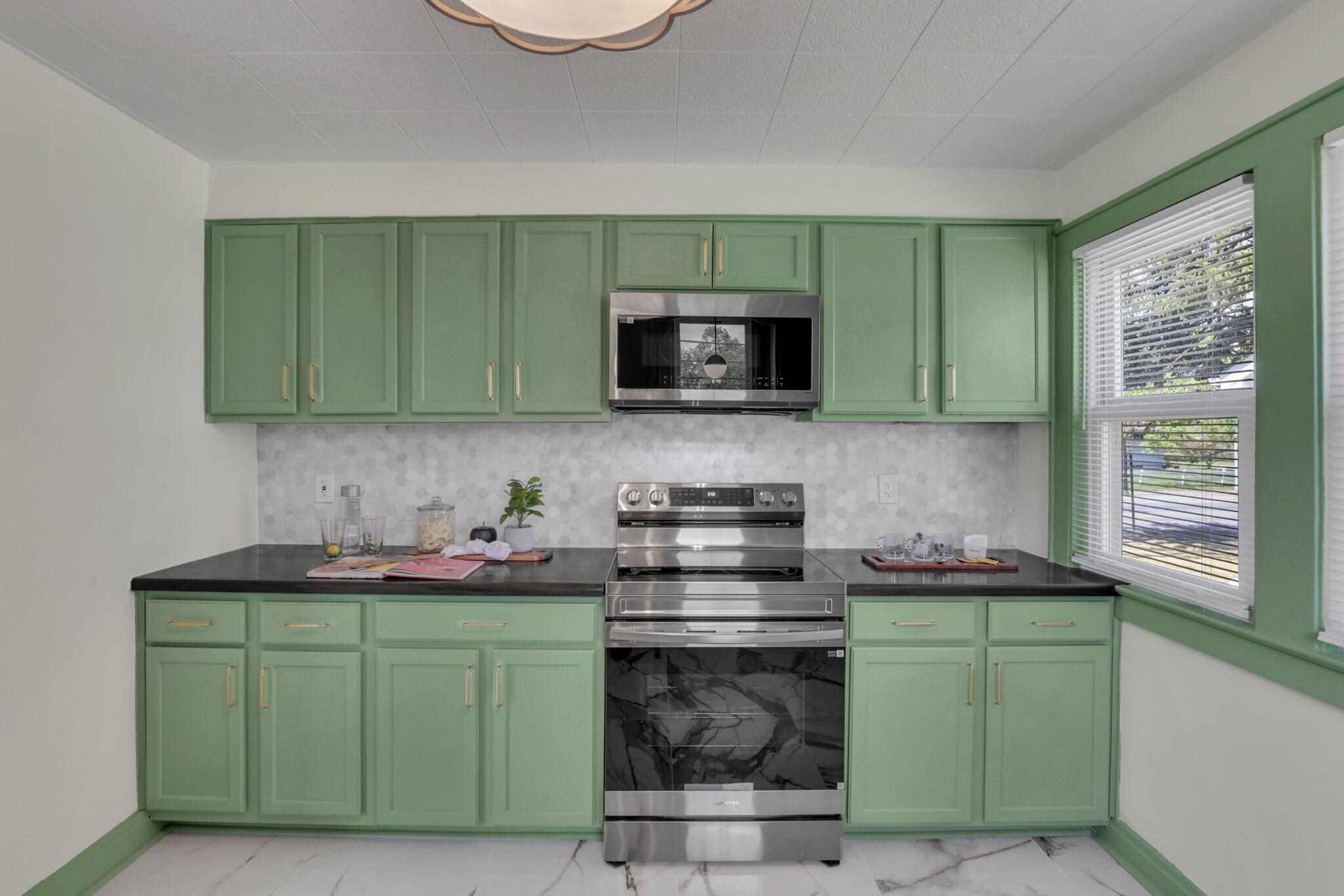 800 South Yearling Road Columbus, OH 43213 - Photo 21 of 57 Another view of the kitchen
