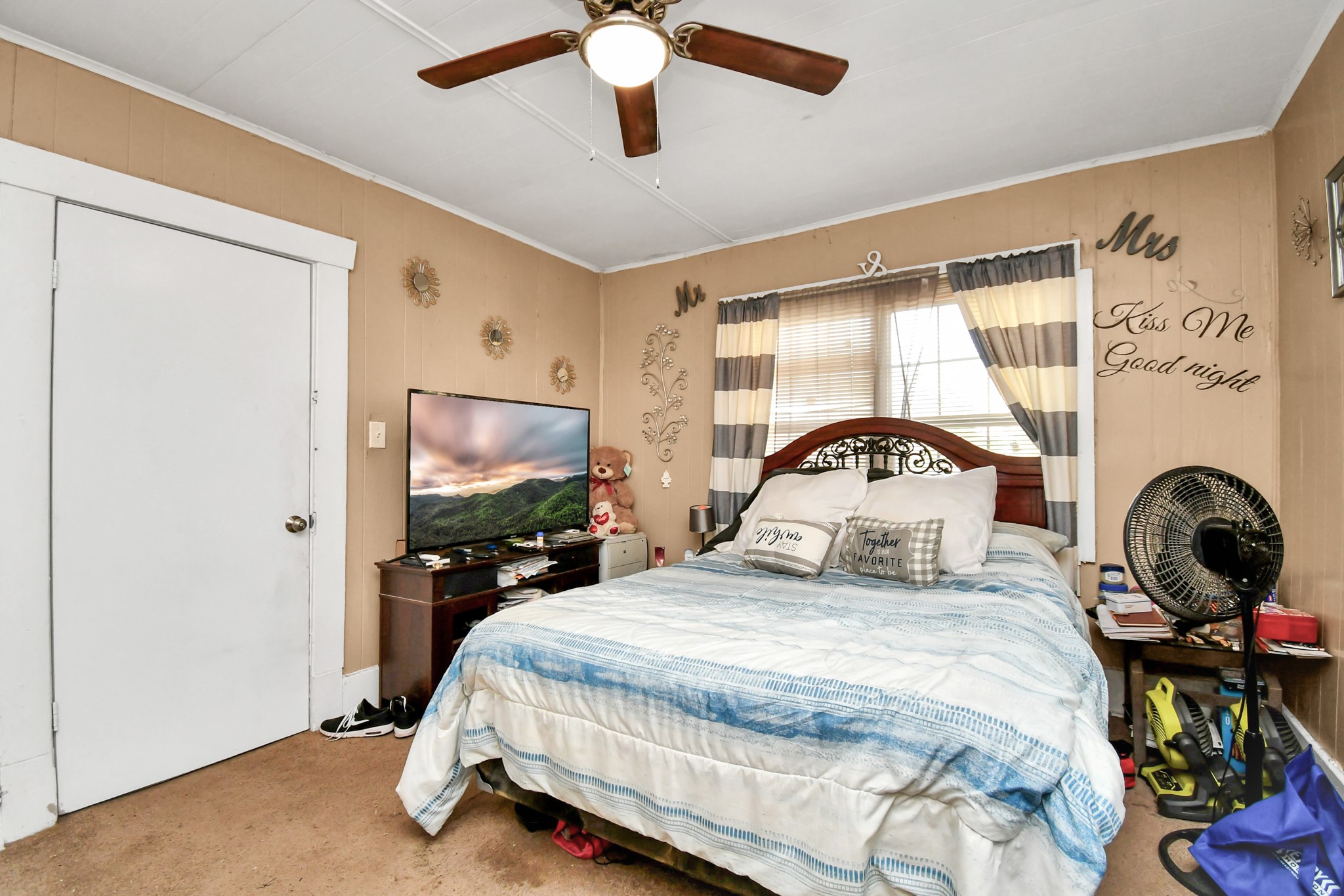 3818 Drew Street Houston, TX 77004 - Photo 24 of 35 a bedroom with a bed and a flat tv screen