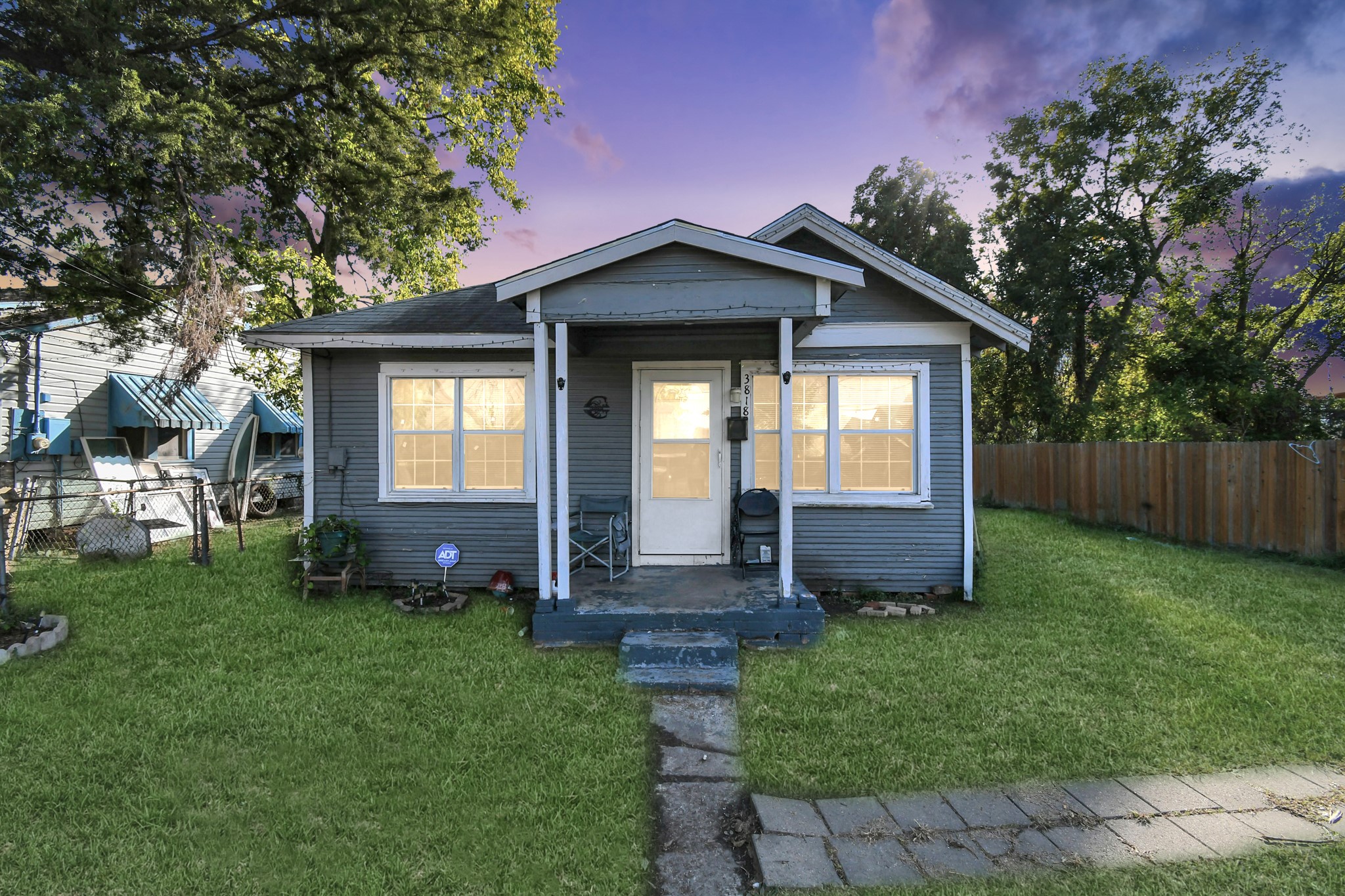 3818 Drew Street Houston, TX 77004 - Photo 4 of 35 a front view of a house with garden