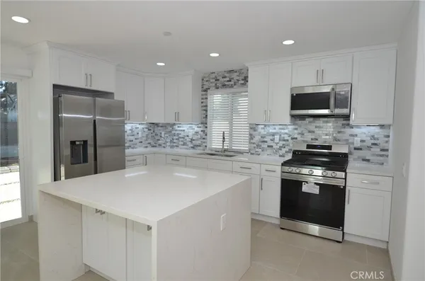 $3,450 | 18946 Ingomar Street, Reseda, CA 91335