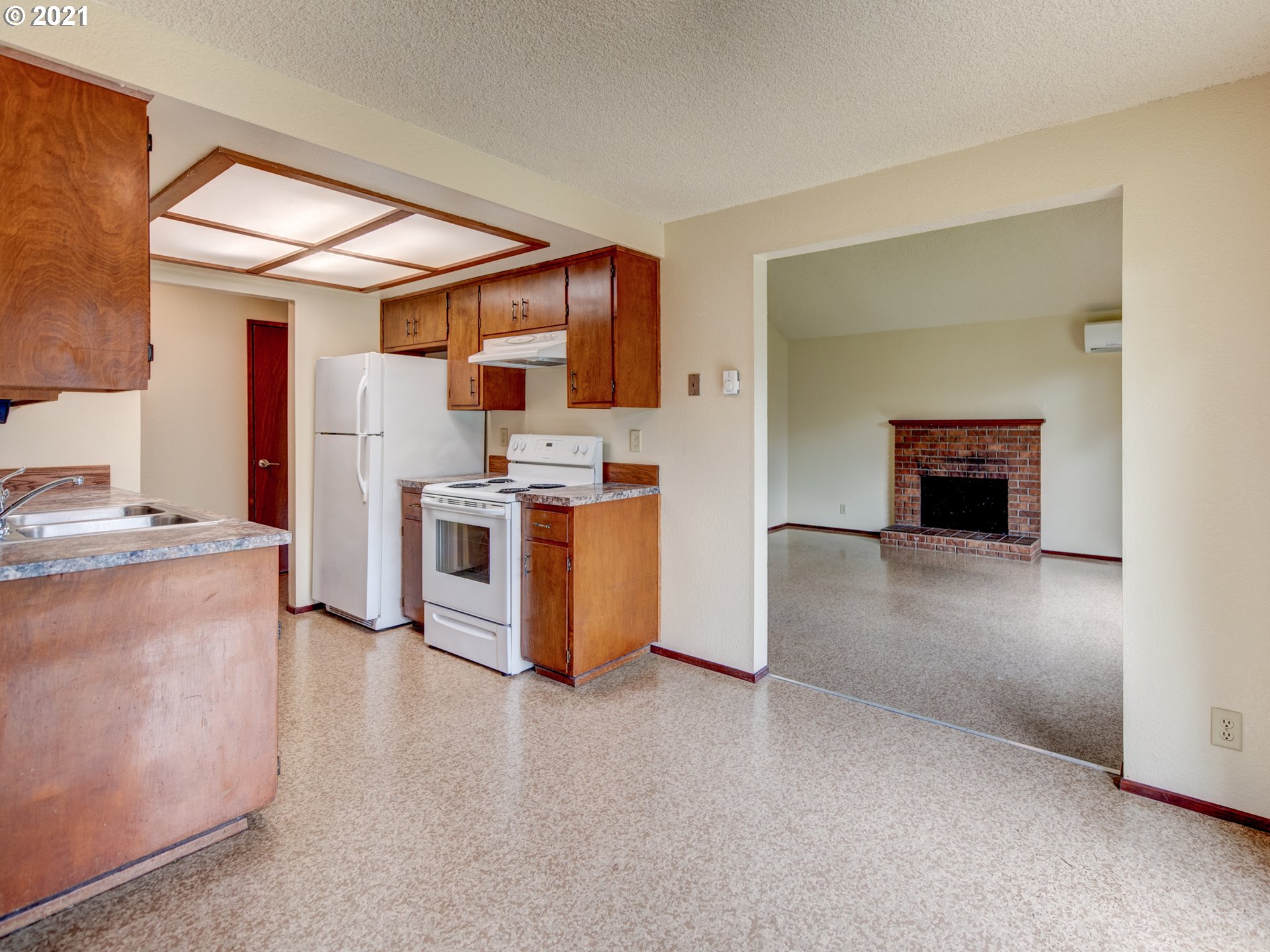 2791 Gilham Road Eugene, OR 97408 - Photo 5 of 22 Gallery Image 5