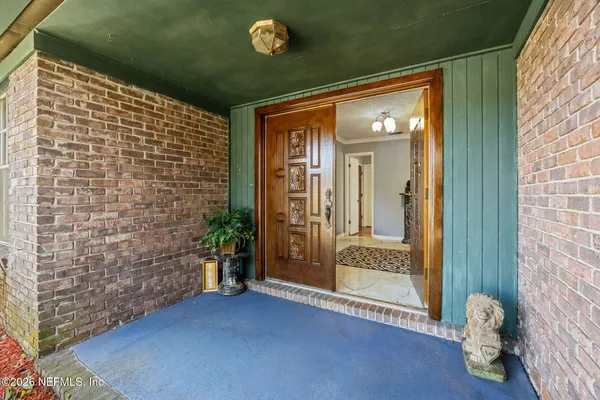 a view of livingroom with furniture