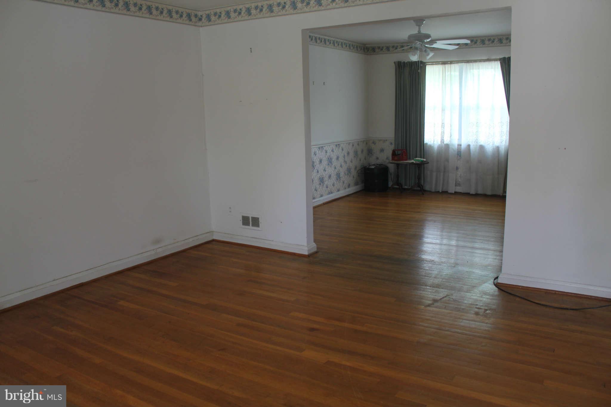 1052 Craftswood Road Baltimore, MD 21228 - Photo 2 of 12 Living Room