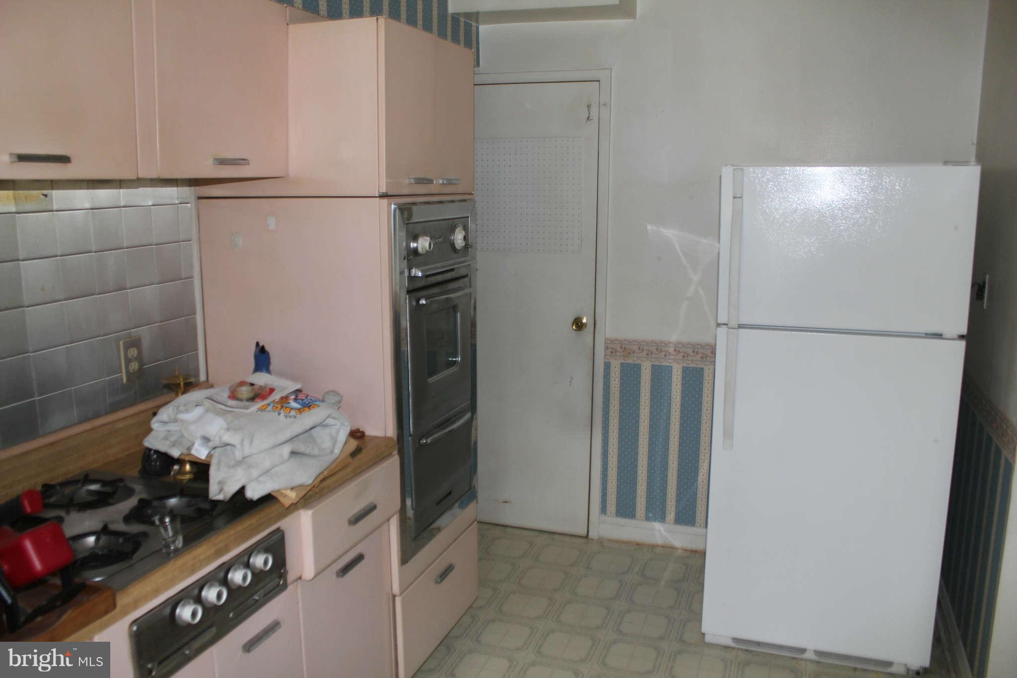 1052 Craftswood Road Baltimore, MD 21228 - Photo 6 of 12 Kitchen