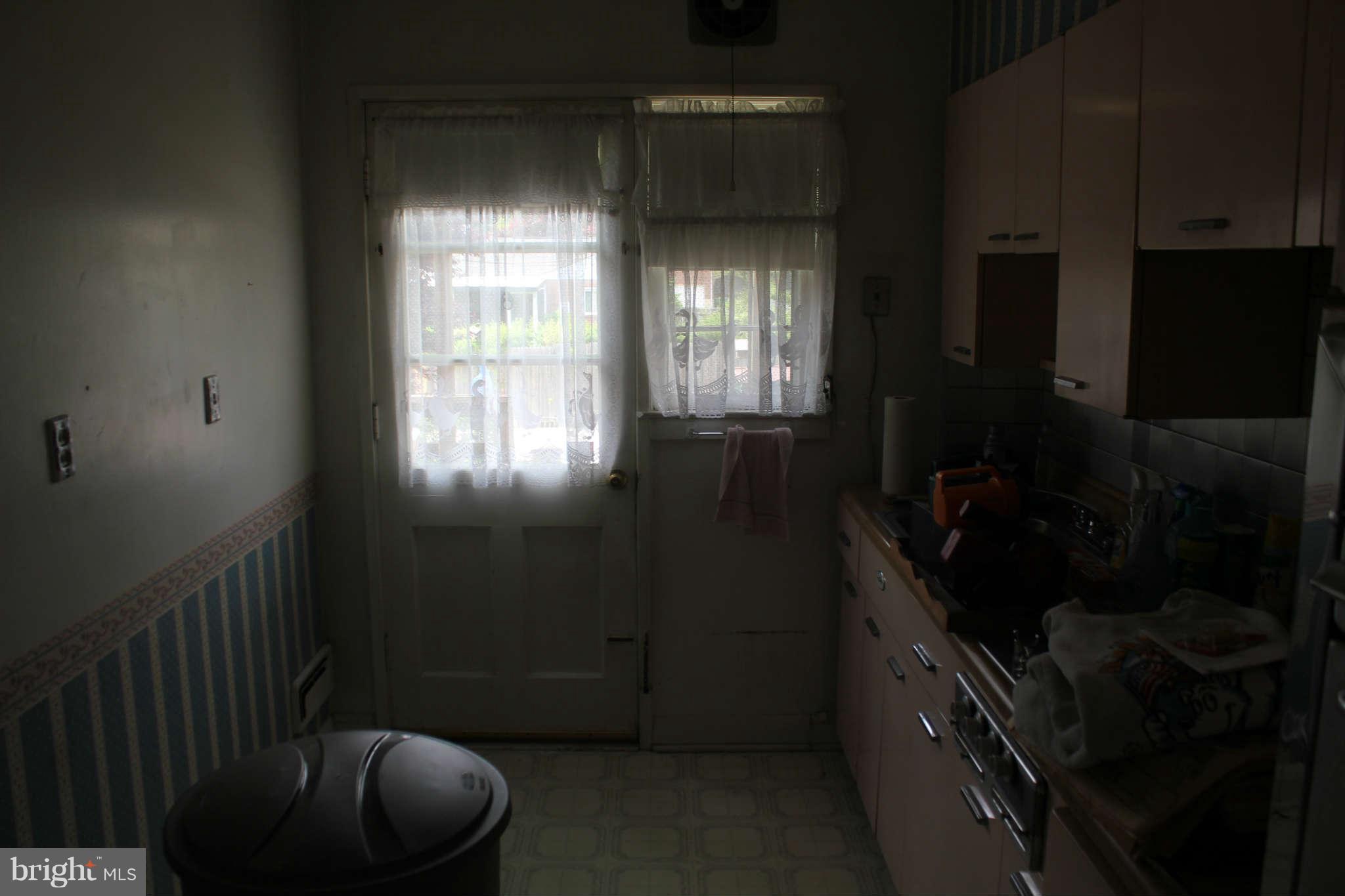 1052 Craftswood Road Baltimore, MD 21228 - Photo 7 of 12 Kitchen