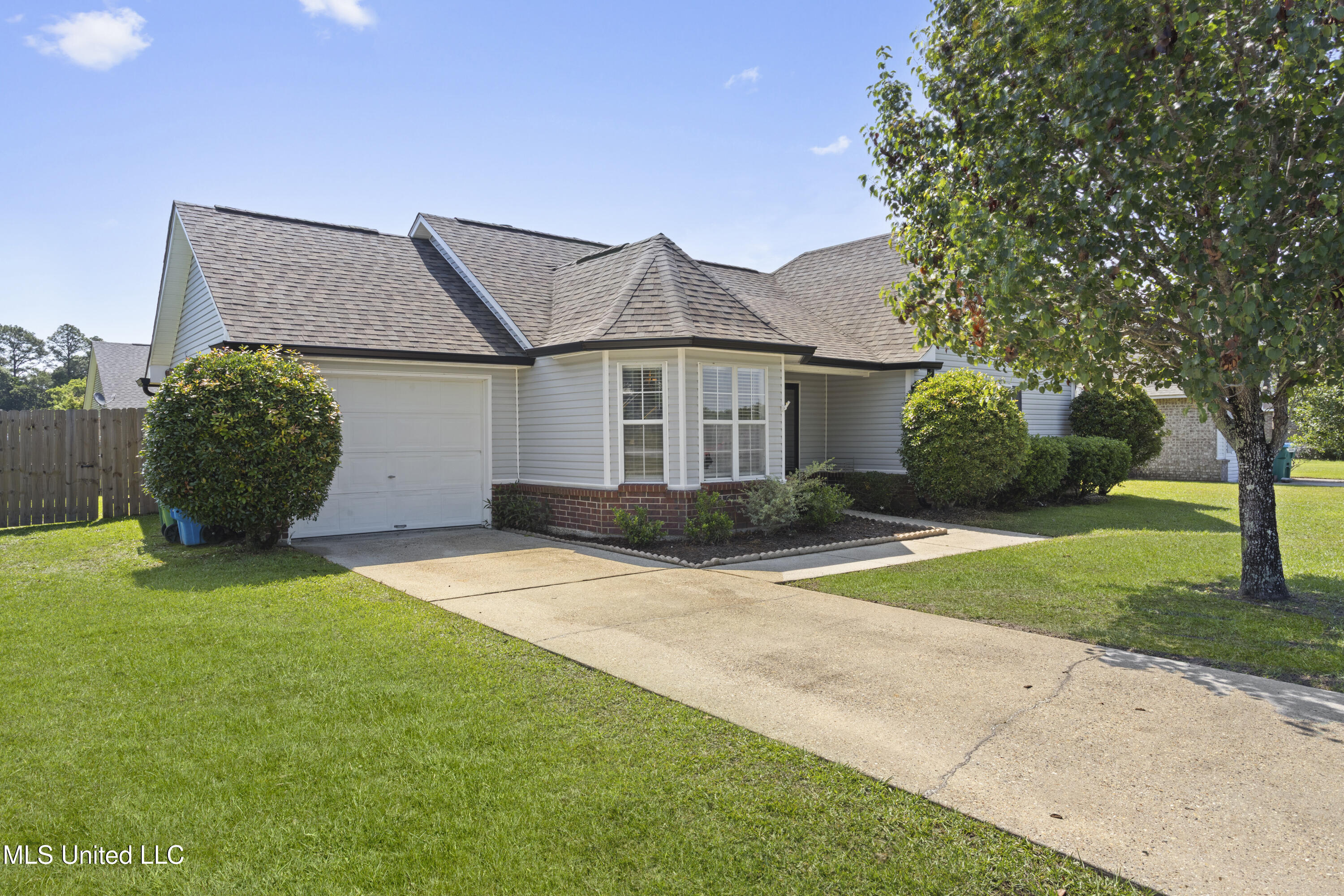 1310 Deana Road Ocean Springs, MS 39564 - Photo 2 of 22 002