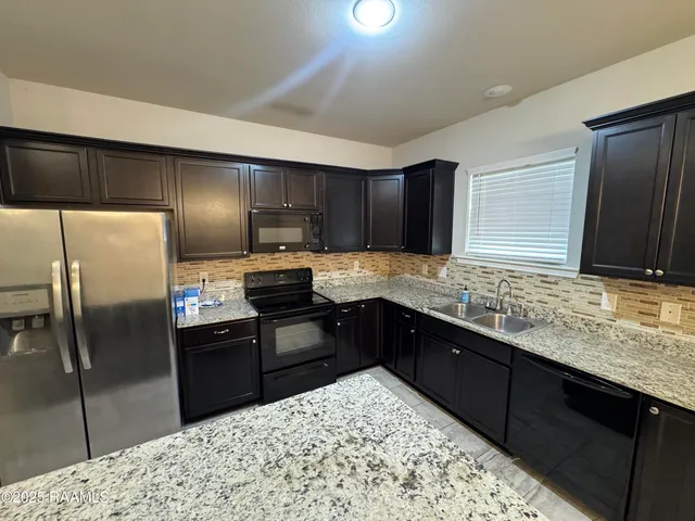 $2,200 | 406 Gray Birch Loop, Youngsville, LA 70592