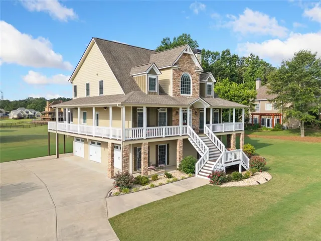 a view of a house with a yard