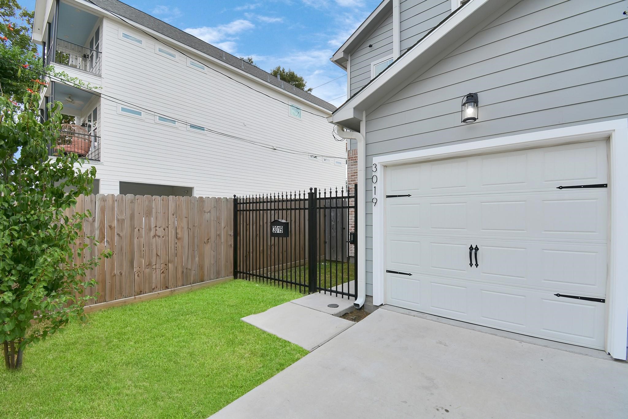 3019 Elysian Street Houston, TX 77009 - Photo 3 of 33 a backyard of a house