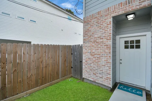 $2,200 | 3019 Elysian Street, Houston, TX 77009