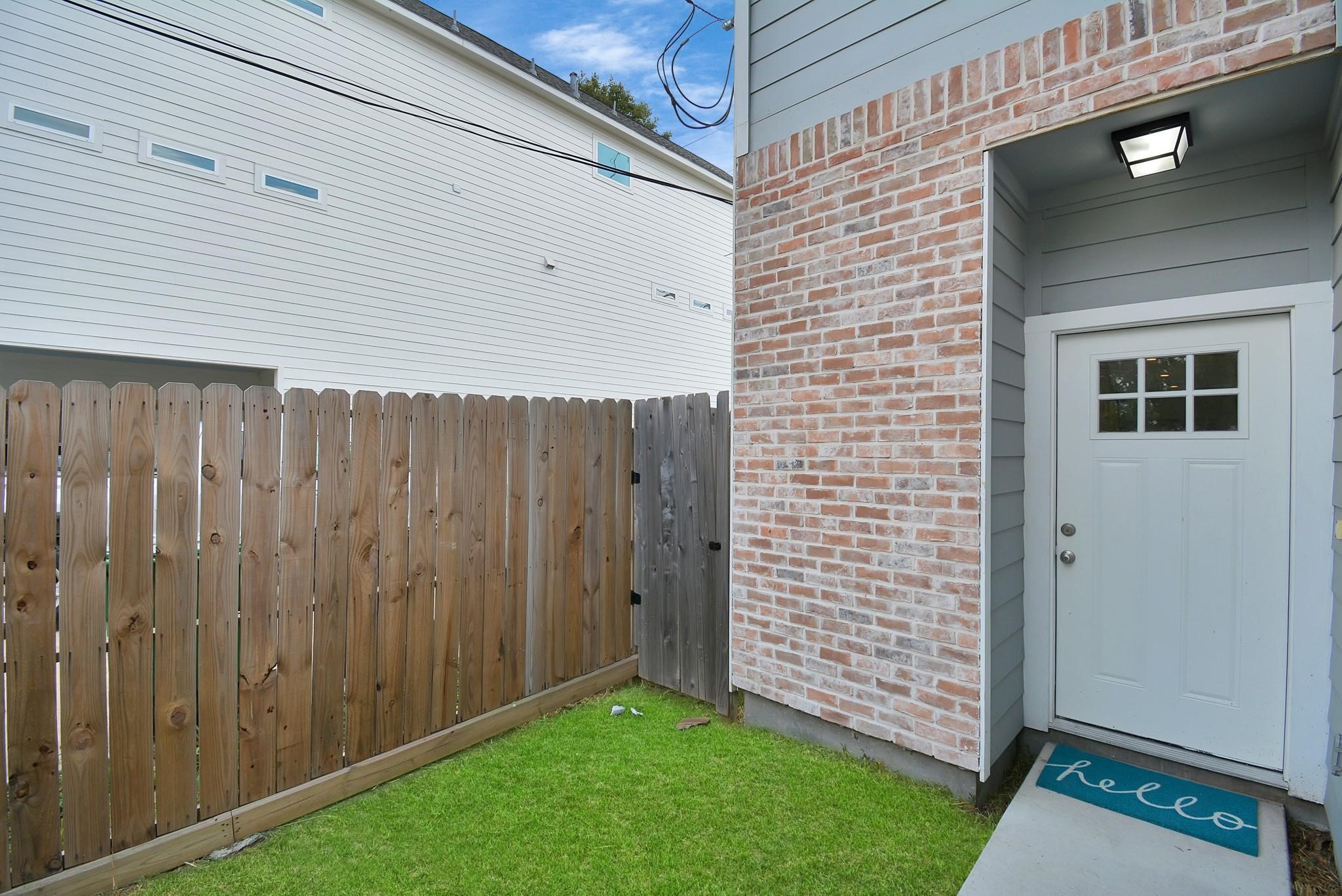 3019 Elysian Street Houston, TX 77009 - Photo 4 of 33 a view of outdoor space and yard