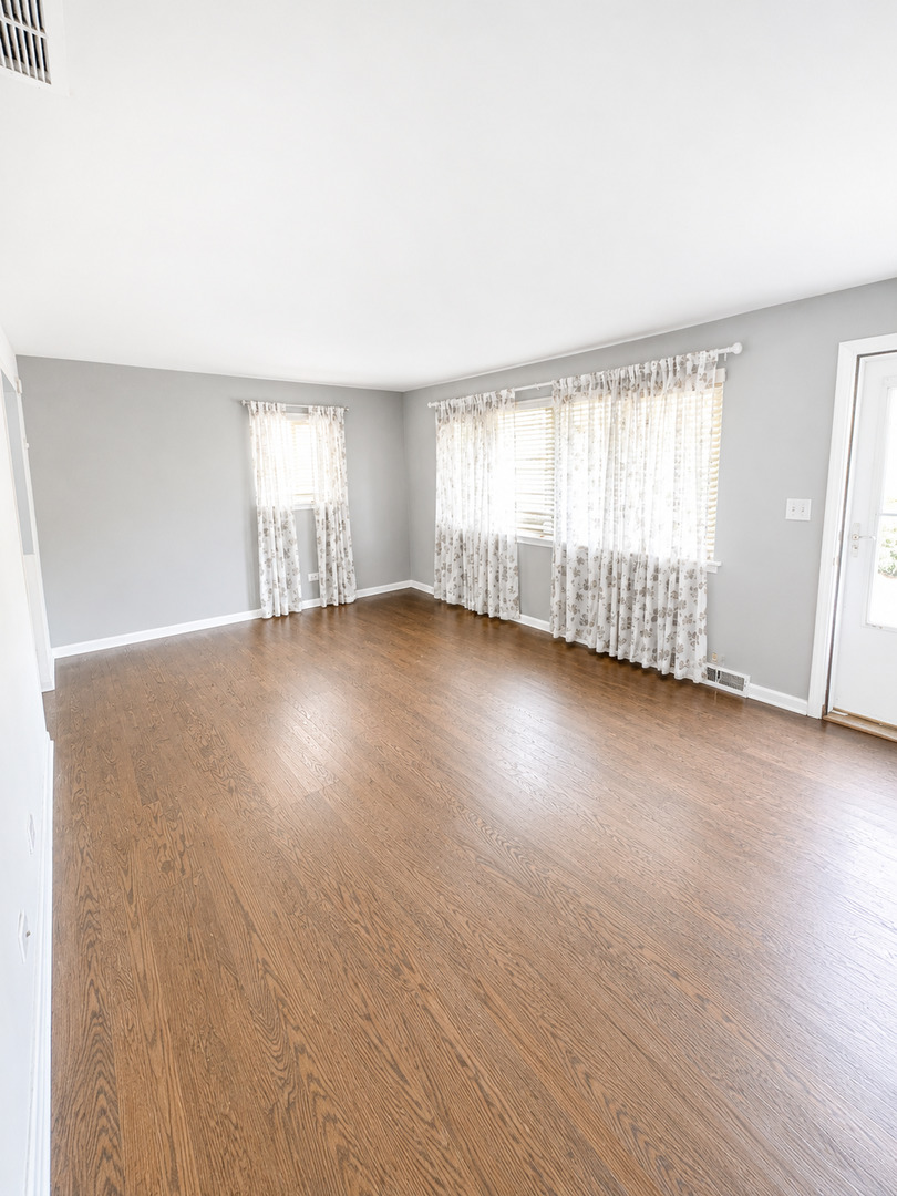 813 Valley Stream Drive, Unit D Wheeling, IL 60090 - Photo 3 of 10