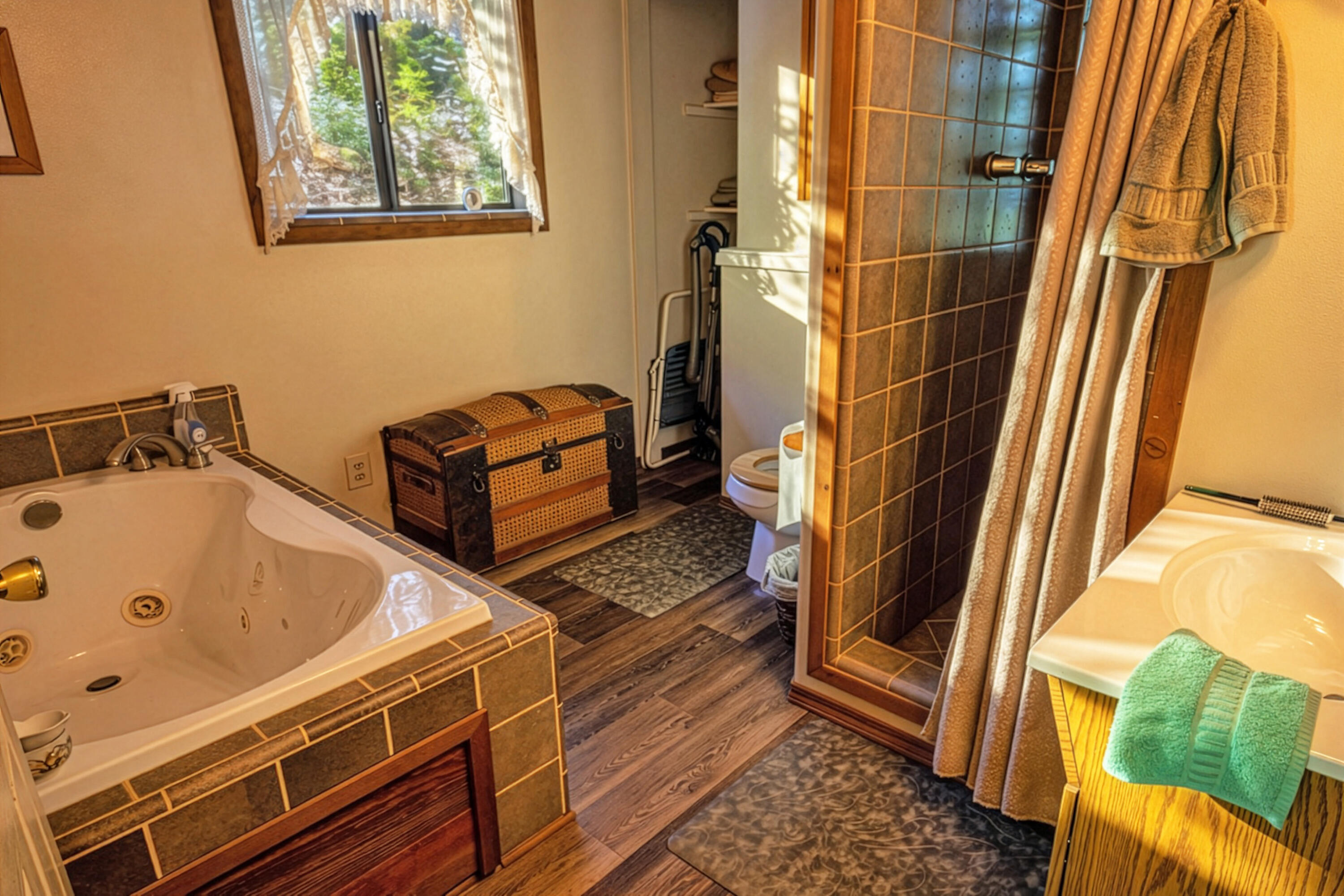 4901 Thompson Creek Road Selma, OR 97538 - Photo 13 of 25 en suite