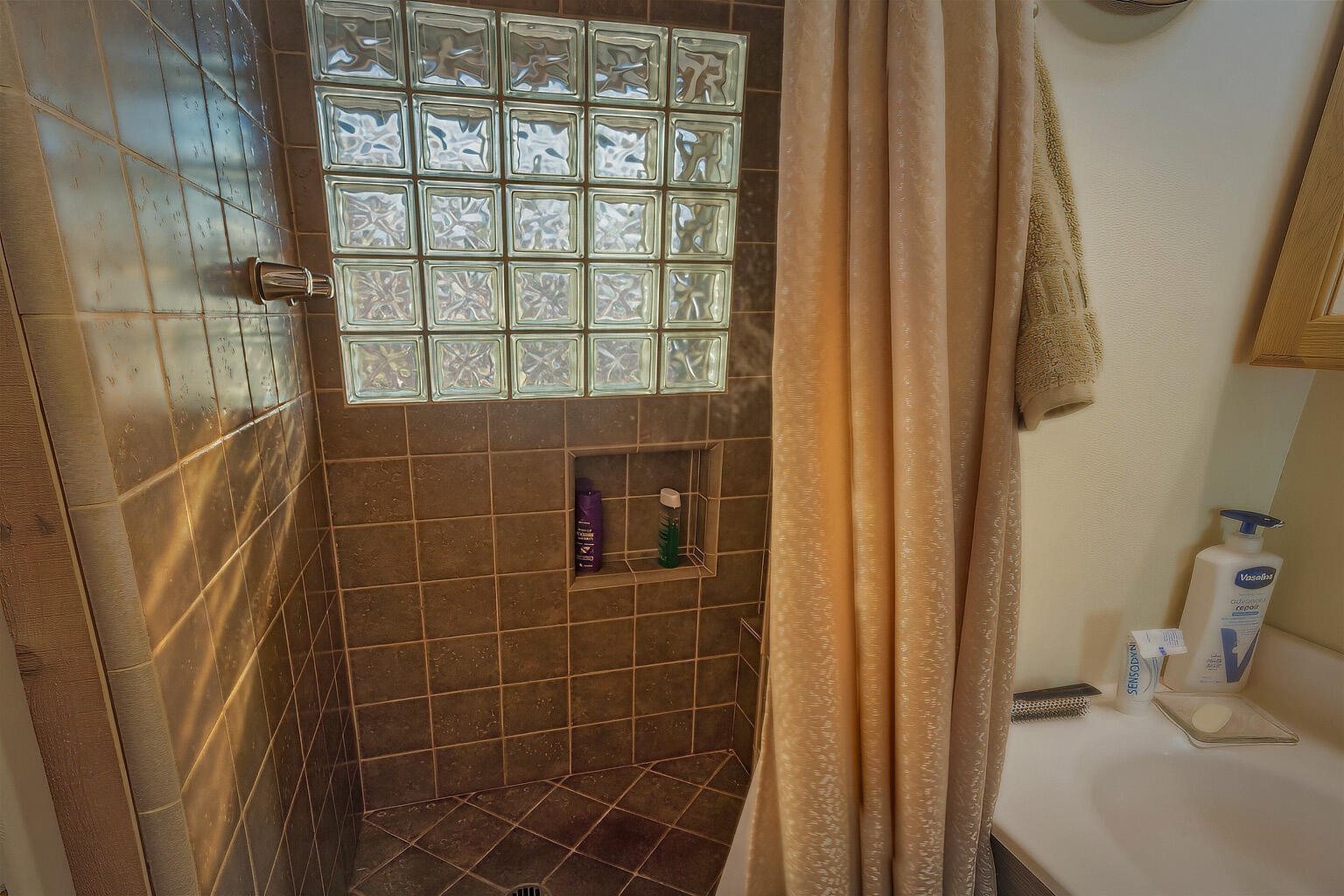 4901 Thompson Creek Road Selma, OR 97538 - Photo 14 of 25 shower