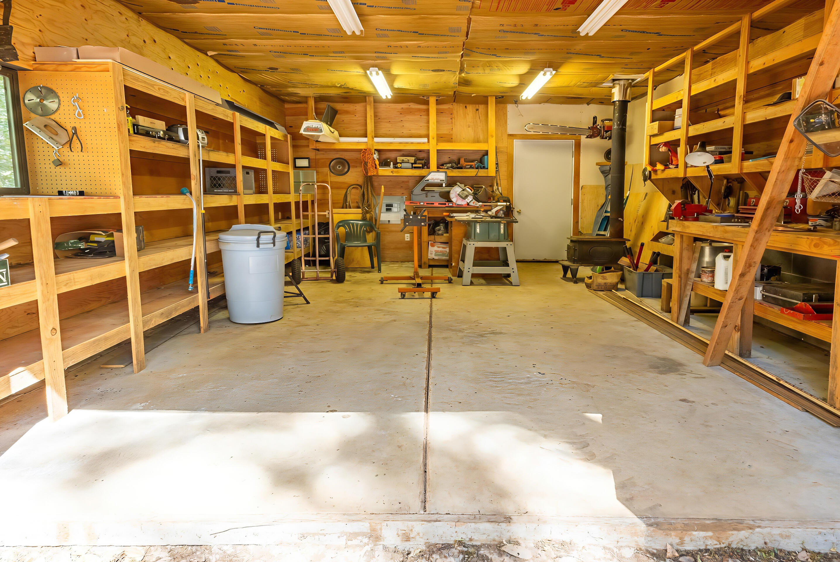 4901 Thompson Creek Road Selma, OR 97538 - Photo 19 of 25 Shop inside