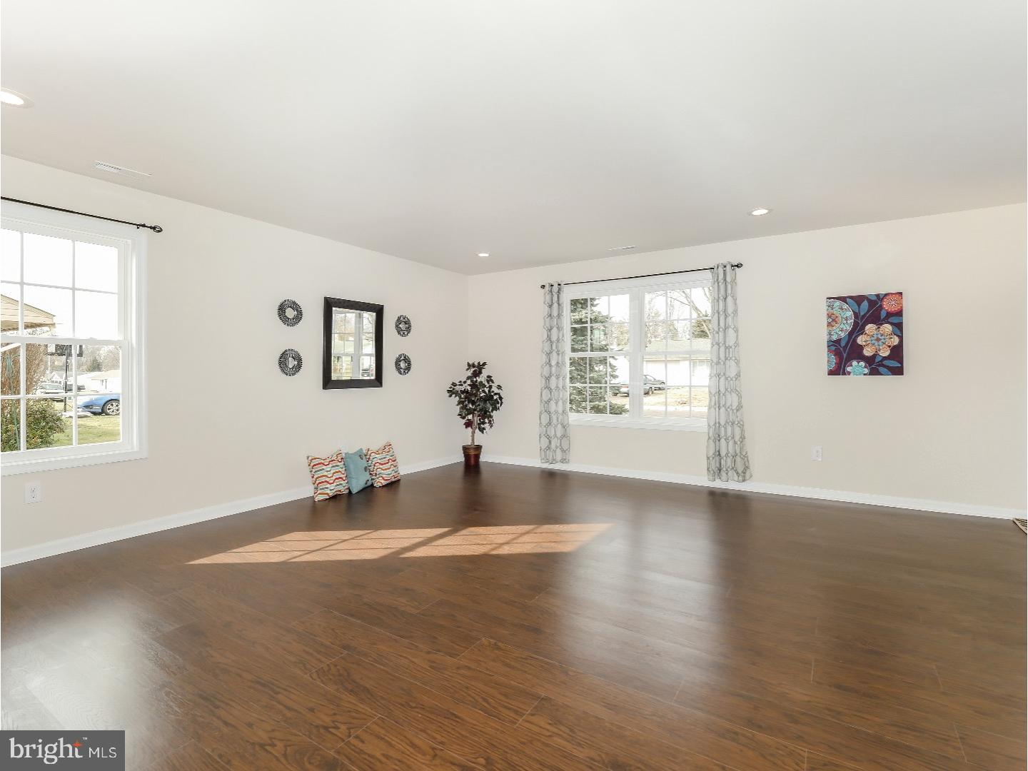 622 Auburn Road Fairless Hills, PA 19030 - Photo 3 of 25 Living Room
