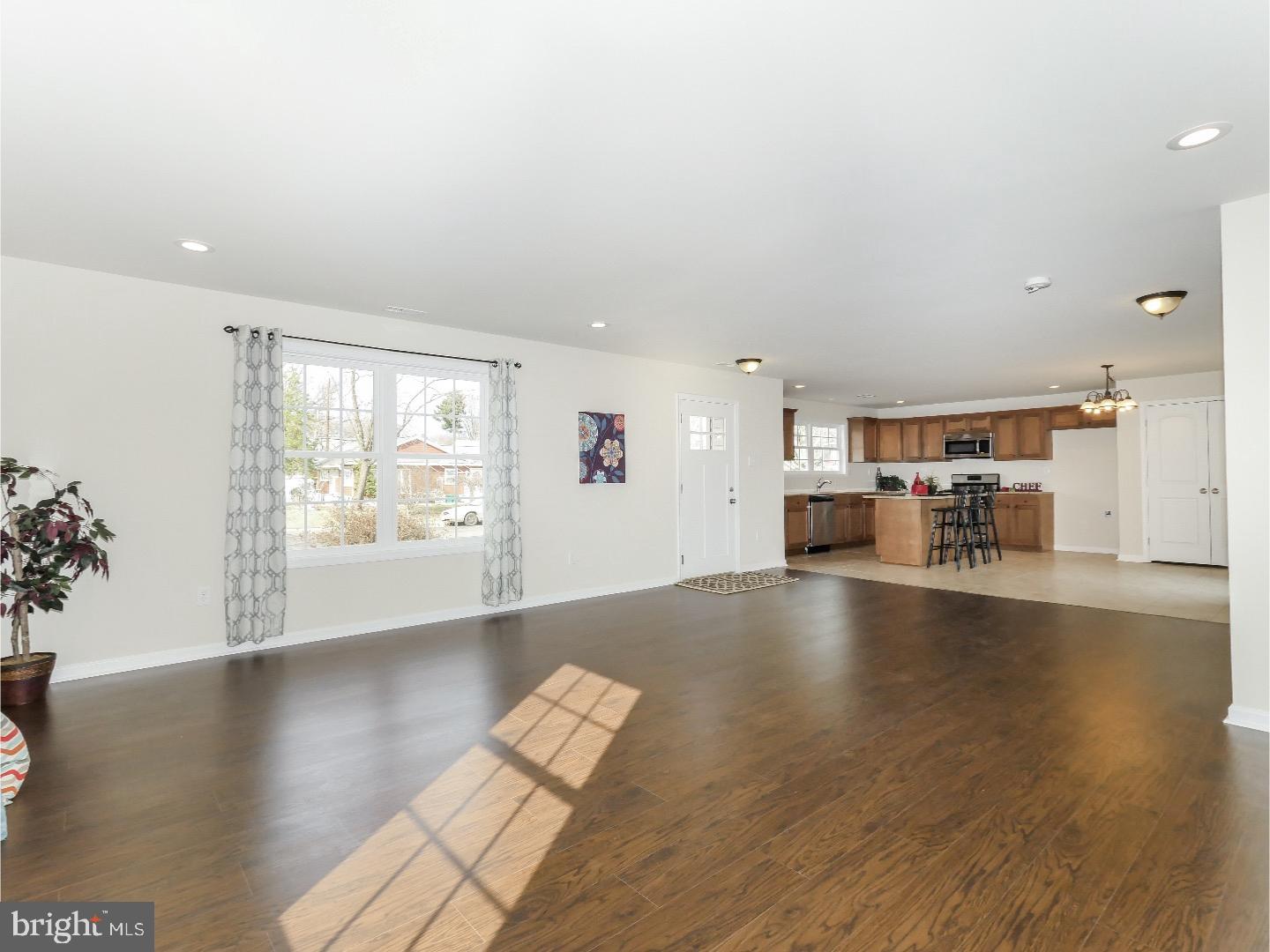 622 Auburn Road Fairless Hills, PA 19030 - Photo 4 of 25 Living Room