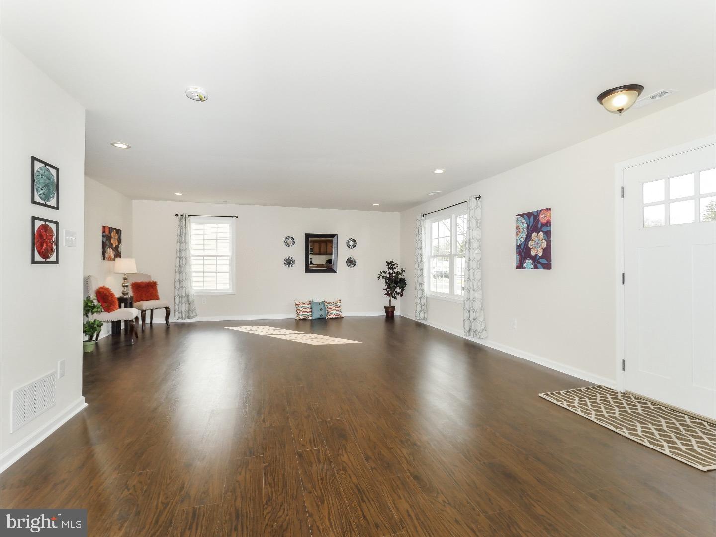 622 Auburn Road Fairless Hills, PA 19030 - Photo 6 of 25 Living Room