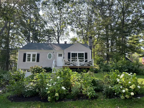 $739,900 | 60 Oakhurst Road, Cape Elizabeth, ME 04107