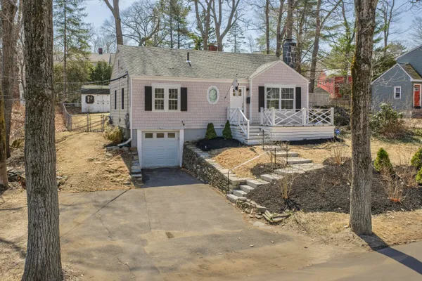 $739,900 | 60 Oakhurst Road, Cape Elizabeth, ME 04107