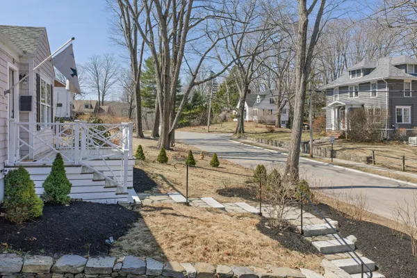 $739,900 | 60 Oakhurst Road, Cape Elizabeth, ME 04107