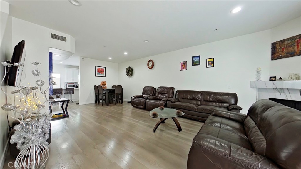 18347 Saticoy Street, Unit 6 Reseda, CA 91335 - Photo 4 of 28