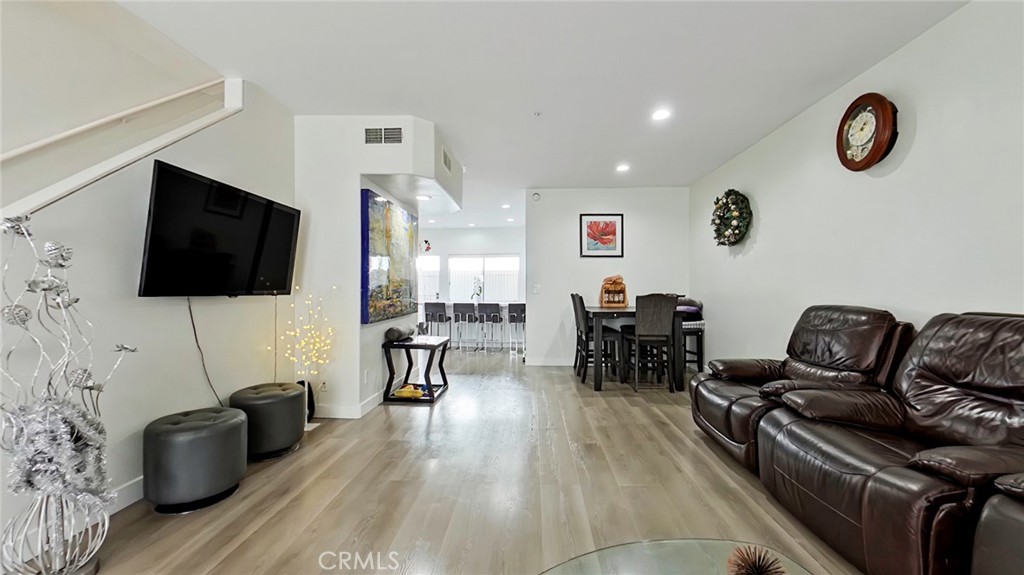 18347 Saticoy Street, Unit 6 Reseda, CA 91335 - Photo 5 of 28