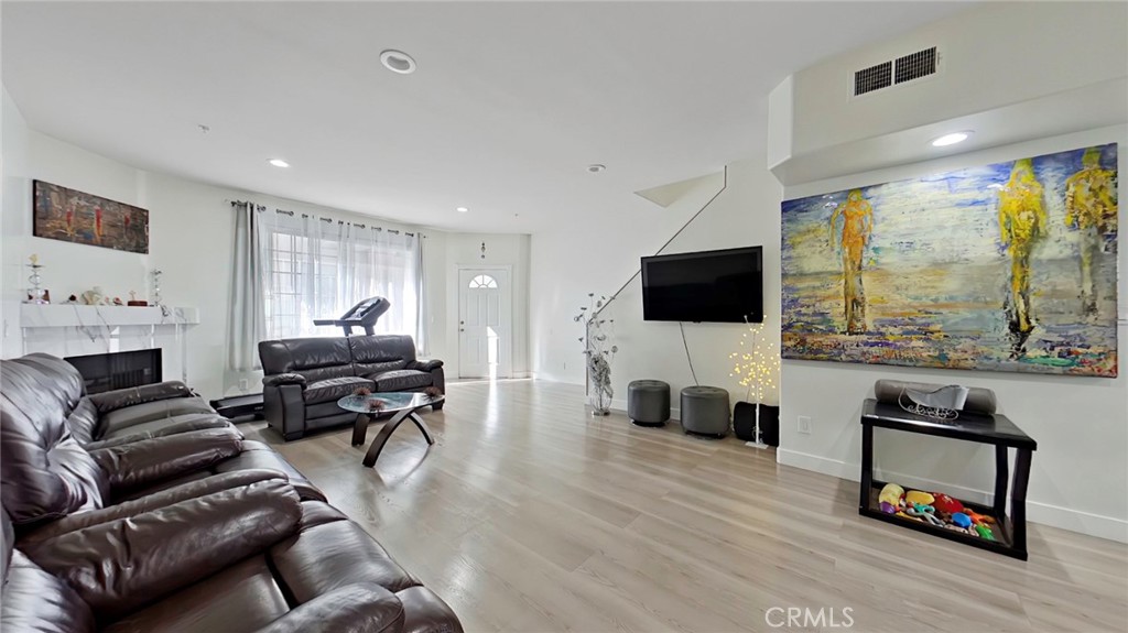 18347 Saticoy Street, Unit 6 Reseda, CA 91335 - Photo 7 of 28