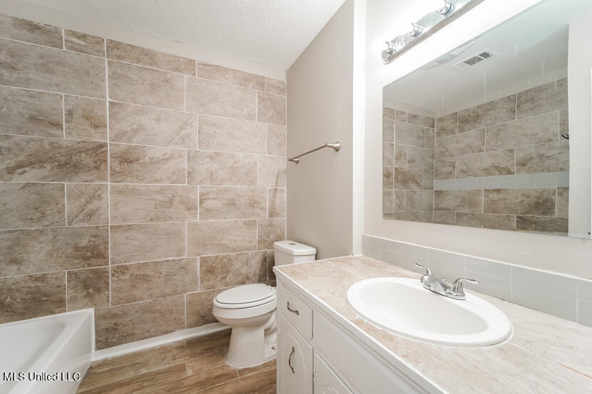 646 Spryfield Road Jackson, MS 39212 - Photo 9 of 15 008-photo-main-bathroom-13077812