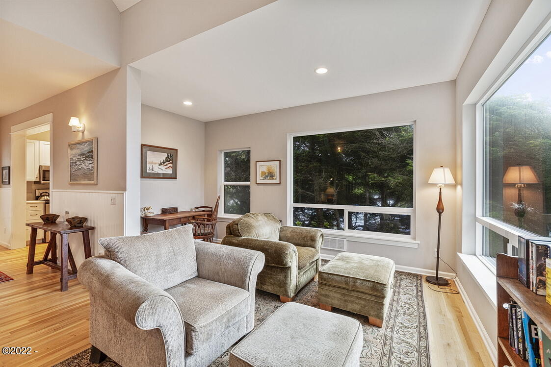2140 Overleaf Loop Yachats, OR 97498 - Photo 10 of 29 Living Room