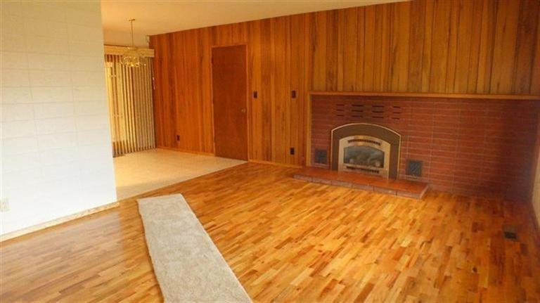 3267 Freeland Road Central Point, OR 97502 - Photo 5 of 30 LIVING ROOM TAKEN FROM THE FRONT DOOR. G