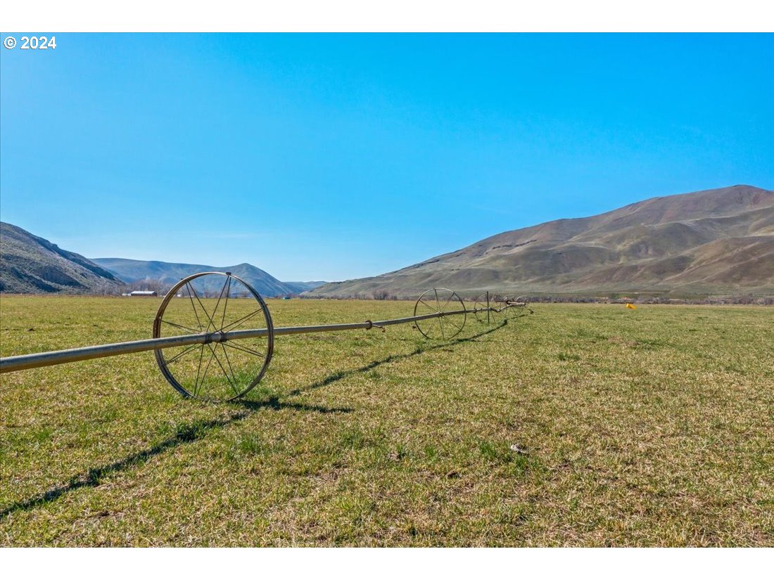 5645 Highway 201 Ontario, OR 97914 - Photo 12 of 32 a view of a tennis court