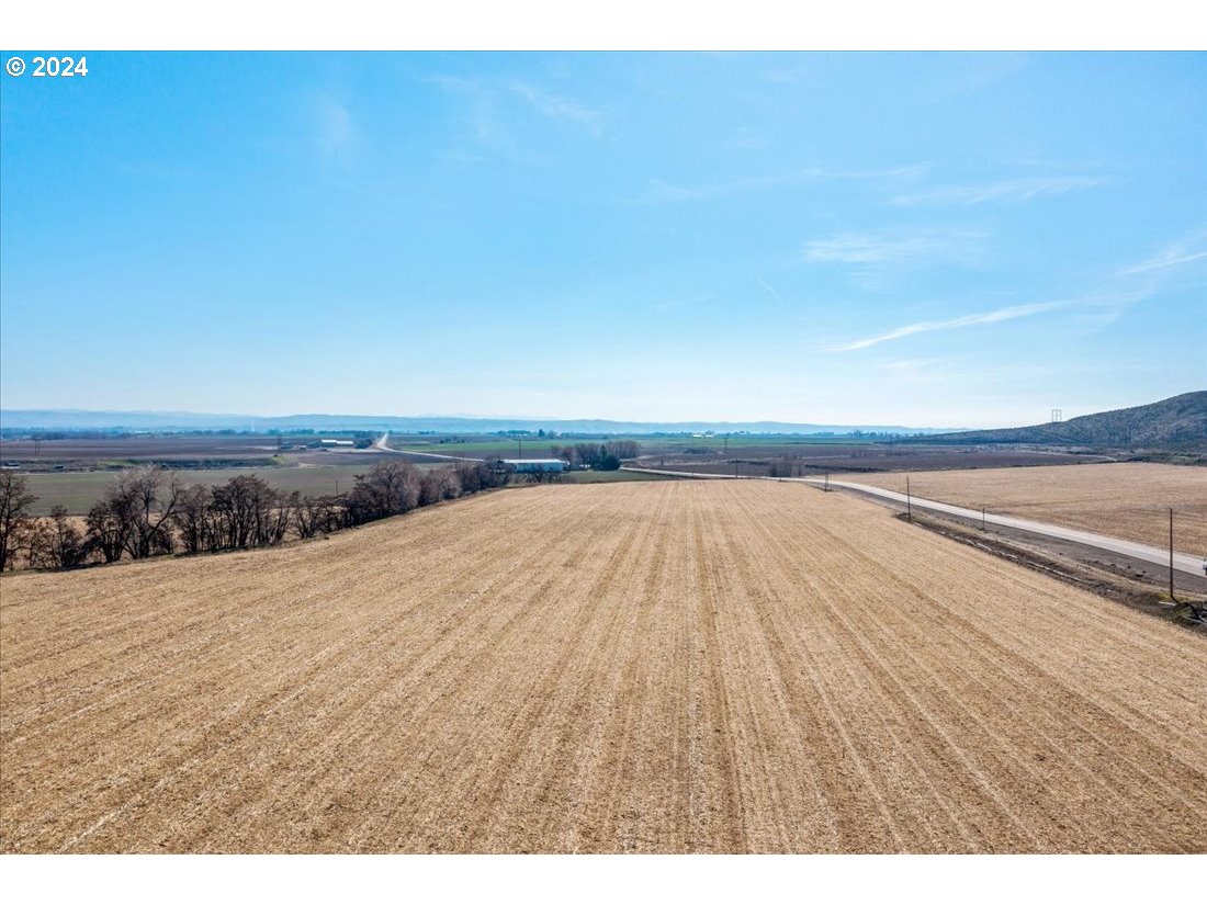 5645 Highway 201 Ontario, OR 97914 - Photo 14 of 32 a view of empty room with wooden floor