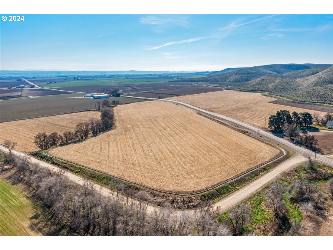 5645 Highway 201 Ontario, OR 97914 - Photo 15 of 32 a view of an ocean and mountain
