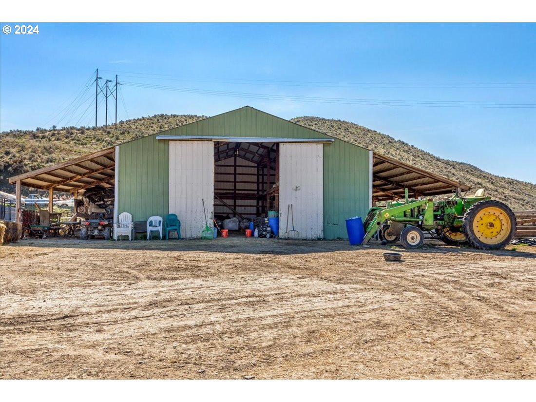 5645 Highway 201 Ontario, OR 97914 - Photo 18 of 32 a view of a garage