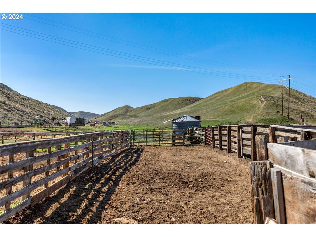 5645 Highway 201 Ontario, OR 97914 - Photo 19 of 32 a view of a terrace with a garden
