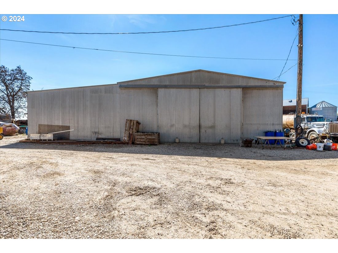 5645 Highway 201 Ontario, OR 97914 - Photo 21 of 32 a view of a car garage