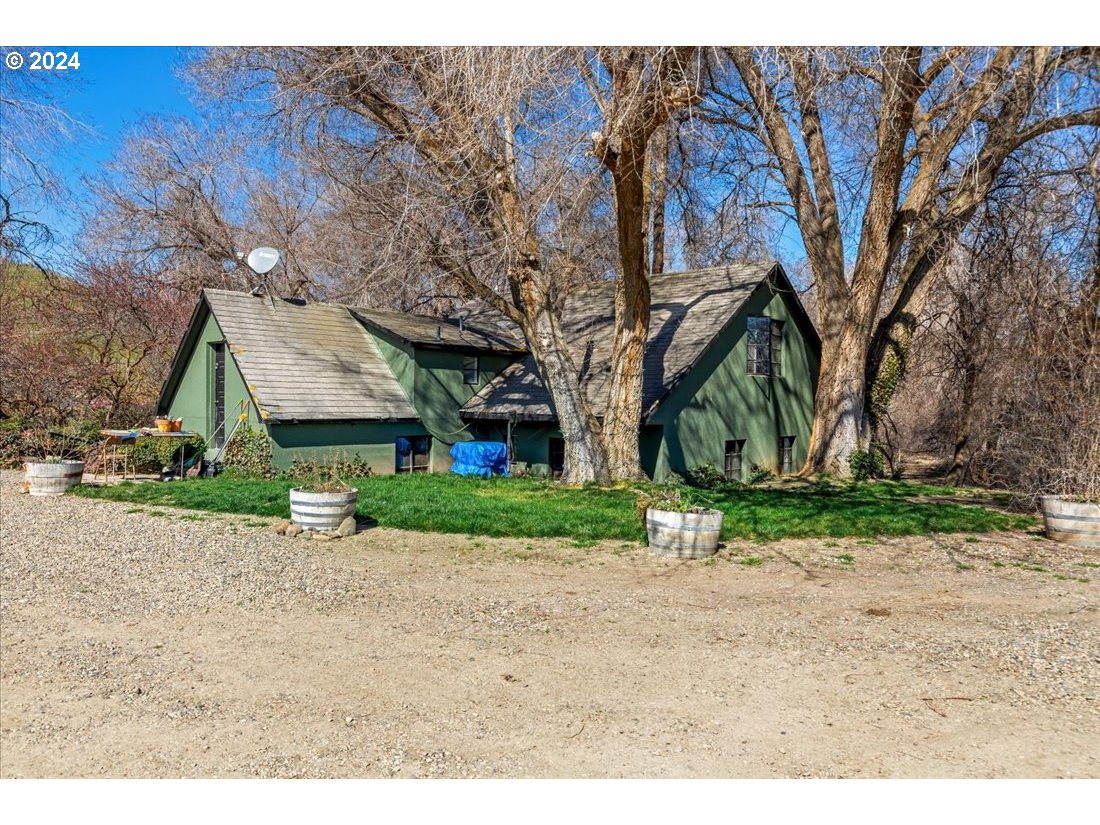 5645 Highway 201 Ontario, OR 97914 - Photo 22 of 32 a front view of a house with garden
