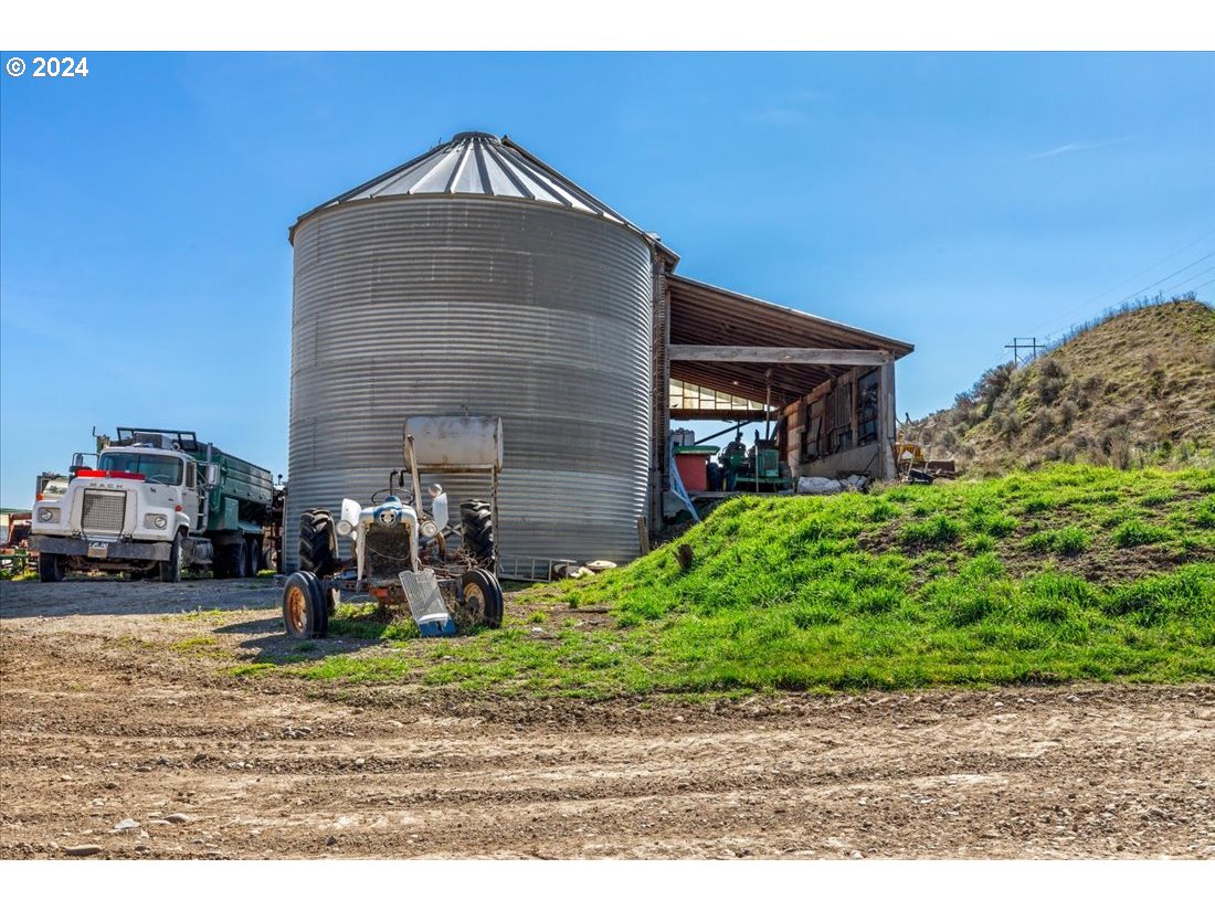 5645 Highway 201 Ontario, OR 97914 - Photo 23 of 32 a front view of a house with garden