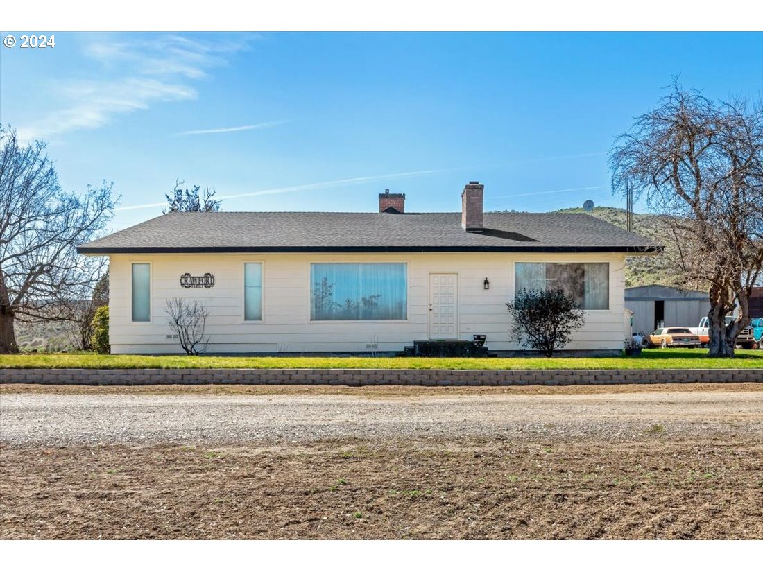 5645 Highway 201 Ontario, OR 97914 - Photo 24 of 32 a front view of a house with a yard