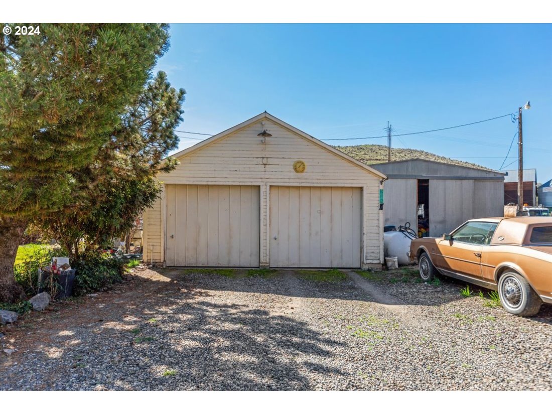5645 Highway 201 Ontario, OR 97914 - Photo 25 of 32 a front view of a house with a garden
